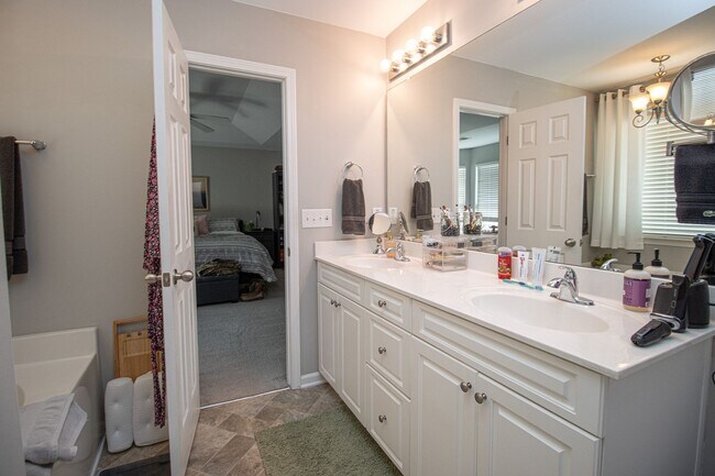 Building Photo - Spacious 3BR in Myers Creek – Fenced Yard, Workshop w/ Electricity & Bright Open Living!