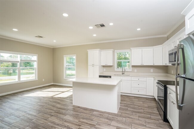 Building Photo - 9330 Crestview Dr