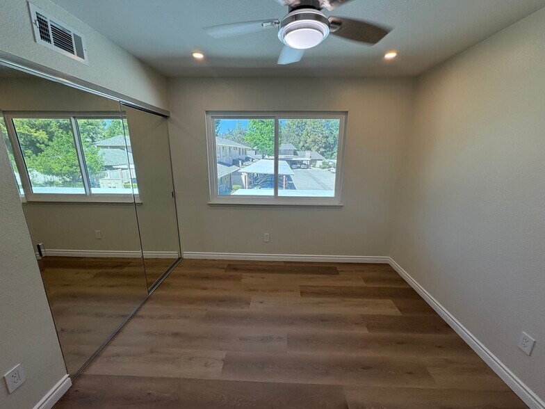 Building Photo - 28835 Conejo View Dr