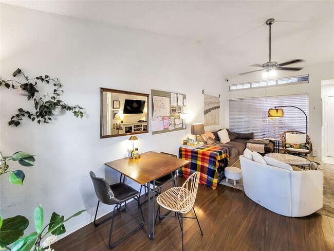 Building Photo - 1015 E Yager Ln