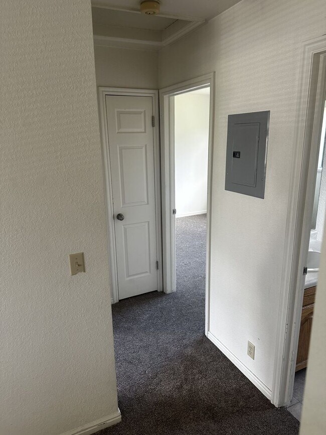 Building Photo - 2 bedroom, 1 bath apartment available in North Orem