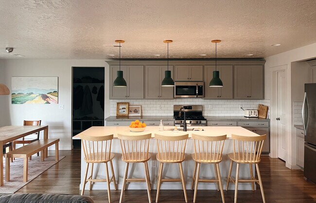 Building Photo - 16848 N Breeds Hill Ave