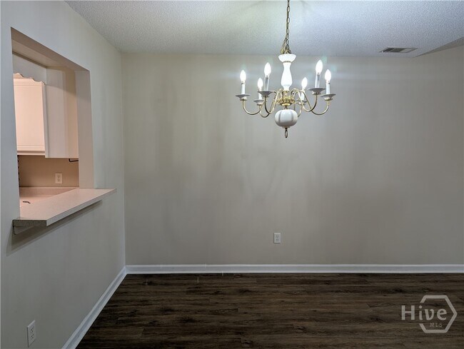 Building Photo - 130 Towne Pk Dr