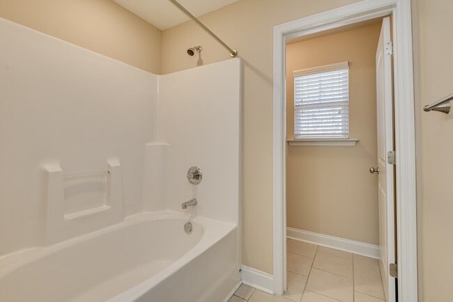 Building Photo - 926 Linsmore Ave