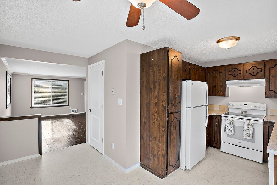 Building Photo - 1016 9th St SE