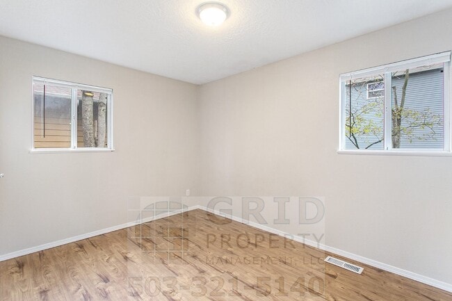 Building Photo - 3+ Bedroom House w/ Large Backyard - Southeast Portland!