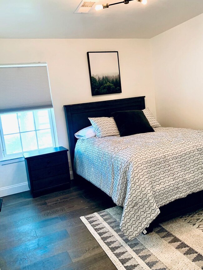 Building Photo - *** Near Domain * Stunning 4 Bedroom House * Fully Furnished * Designer Decorated * High End Luxu...