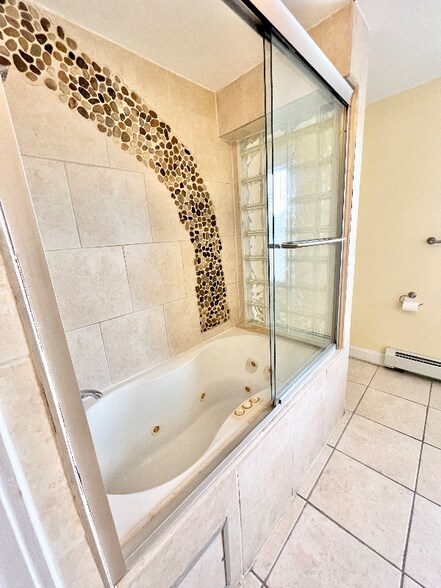 Building Photo - 13 Messenger St