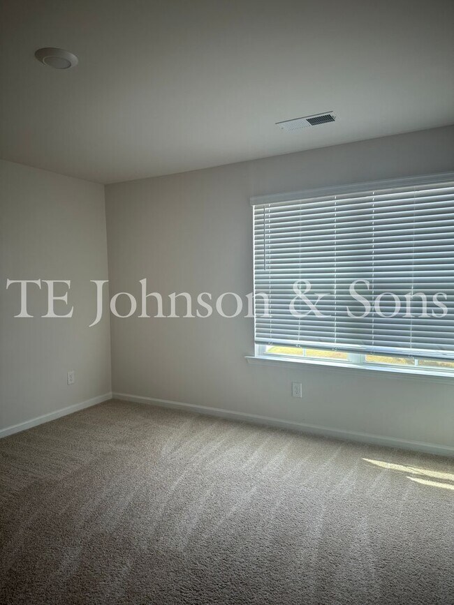 Building Photo - Spacious 4 Bedroom Home in Lexington – Modern Amenities and Comfort Await!