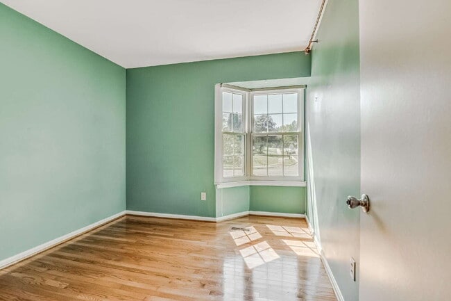 Building Photo - Modern Comfort and Convenience Await