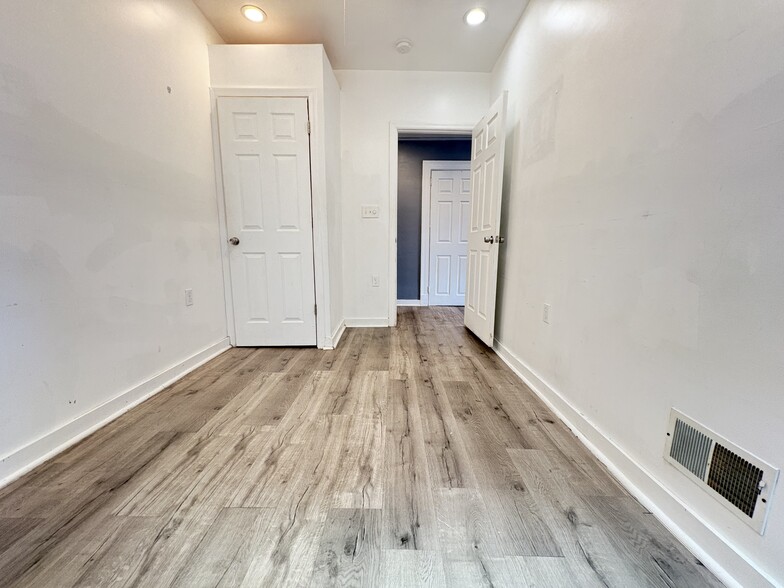 Building Photo - 5807 Hobart St