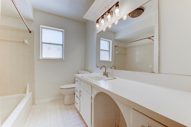 Building Photo - 3218 Crestdale Dr