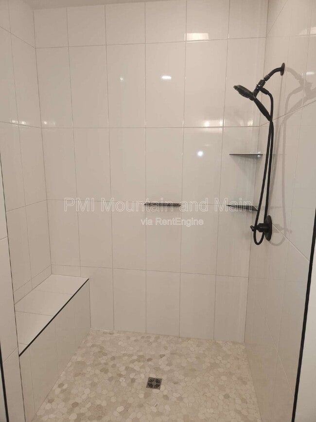 Building Photo - 808 Maybank Dr