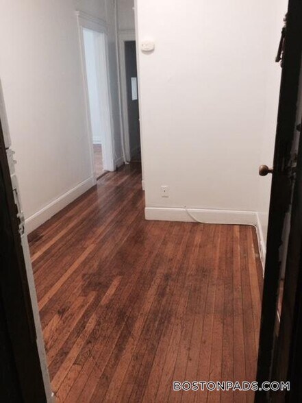 Building Photo - 89 Park Dr