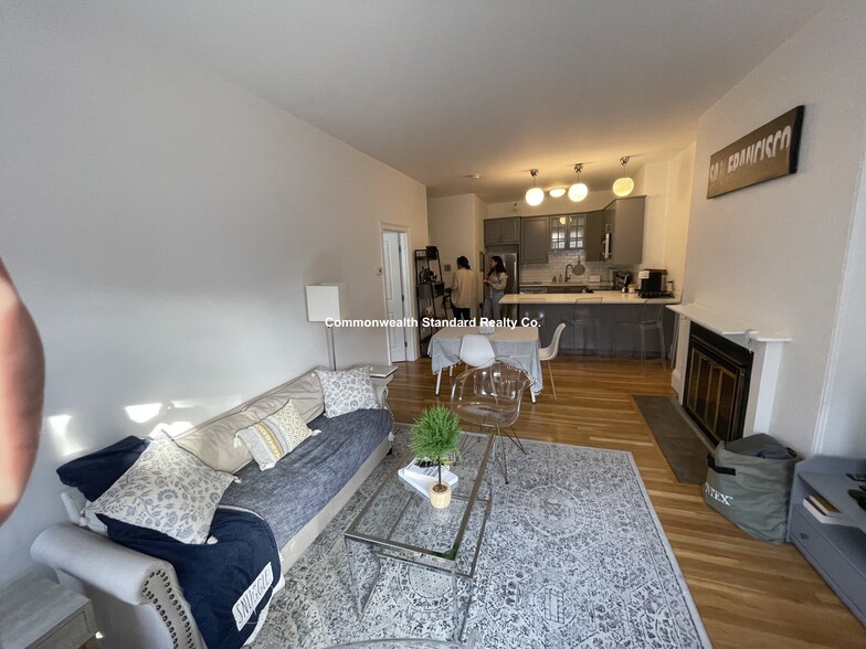 Building Photo - 922 Beacon St