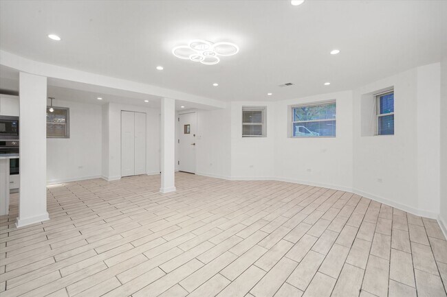 Building Photo - 2203 W Giddings St