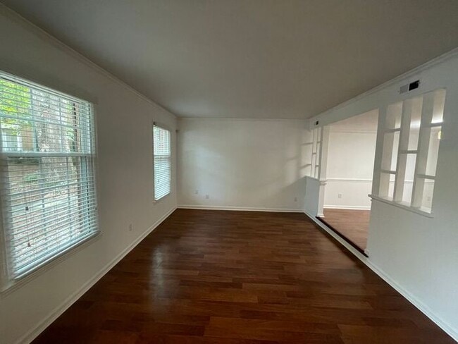 Building Photo - Beautiful 3-bedroom, 2.5 bath townhome in the highly desirable Governors Square subdivision.