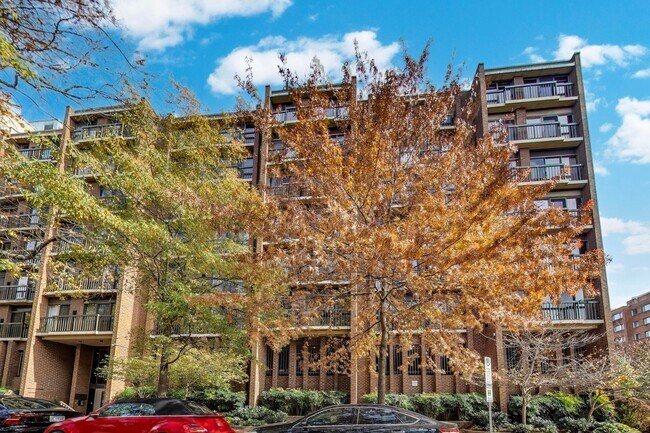 Building Photo - Large Foggy Bottom Beauty - 1+Den + 1 FB