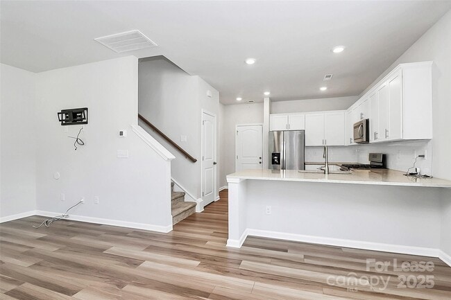 Building Photo - 720 Herlong Ave