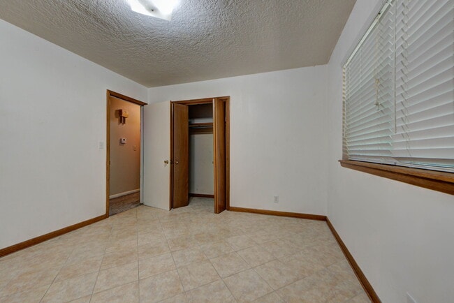 Building Photo - 1202 Benson Dr