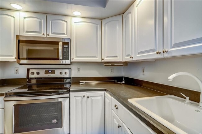 Building Photo - Updated townhome in popular Paper Mill Cou...