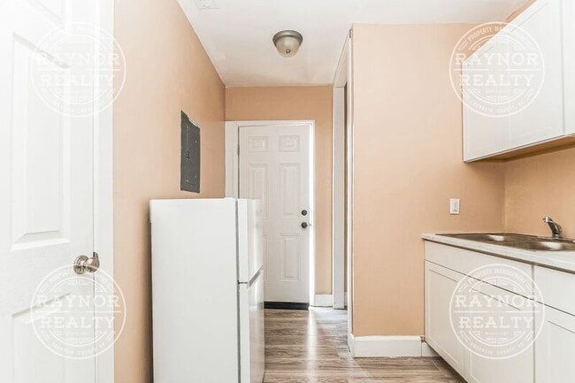 Building Photo - 641 Kenwood Ave