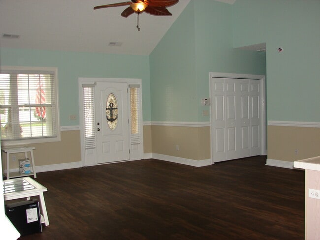 Living room - 1028 Cherry Tree Ln