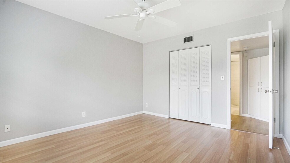 Building Photo - 3111 Oakland Shores Dr