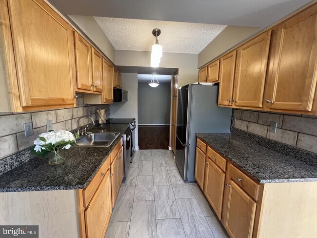 Building Photo - 4500 S Four Mile Run Dr