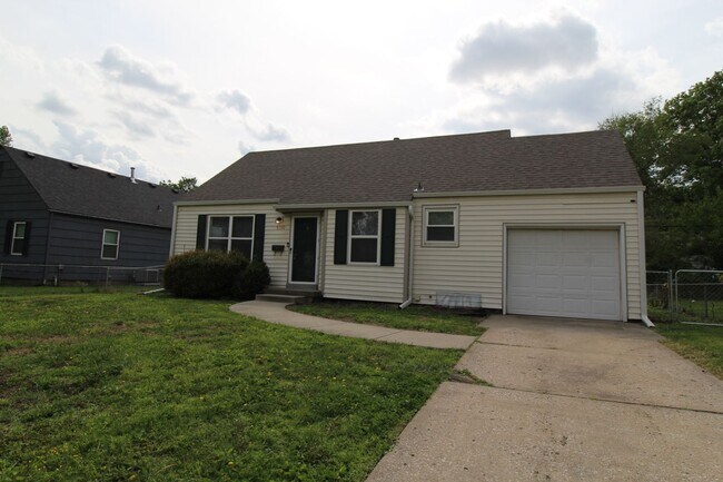 Building Photo - 2 Bedroom 1 Bath Home In Roeland Park