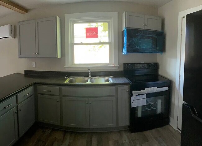 Building Photo - 710 Riverview Dr