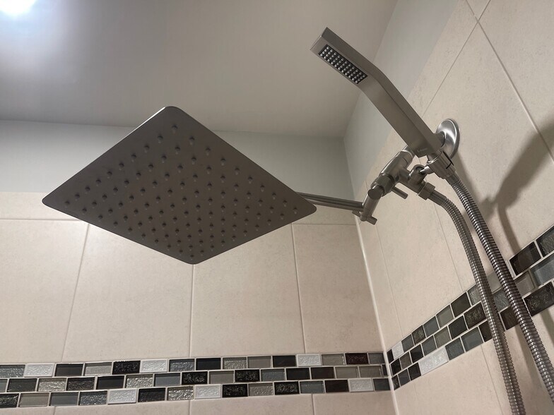 Elegant walk-in shower - 3007 Sun Valley Dr