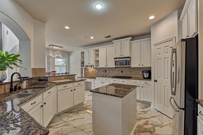 Building Photo - 18 Wyckham Cir