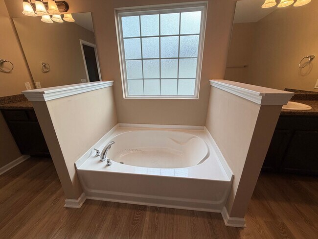 Building Photo - FOR RENT