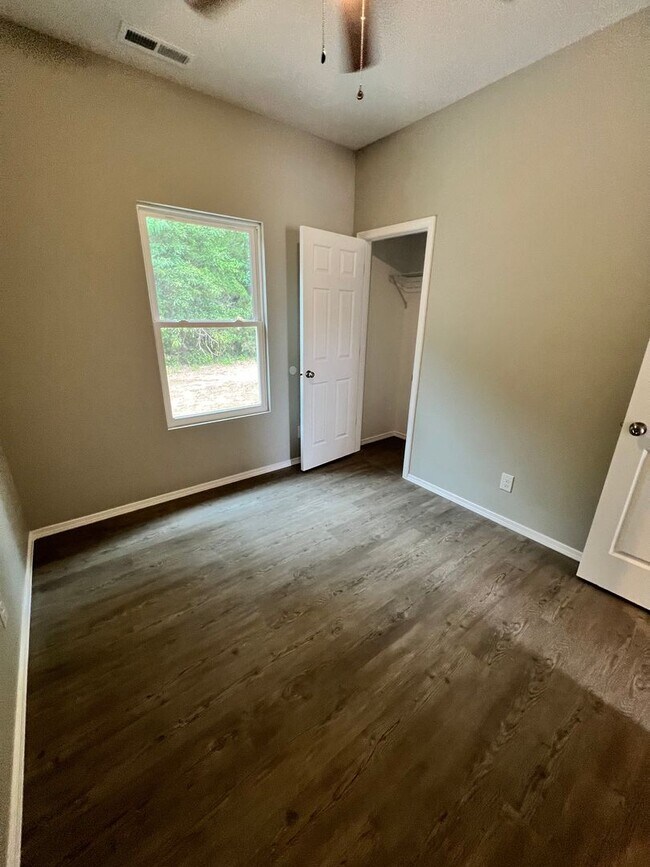 Building Photo - 4 bedroom 2 bath Bolivar MO