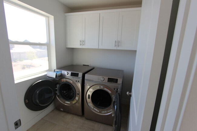 Building Photo - Spacious 4 Bedroom Home in Bellemont | Fenced Backyard + 2 Car Garage
