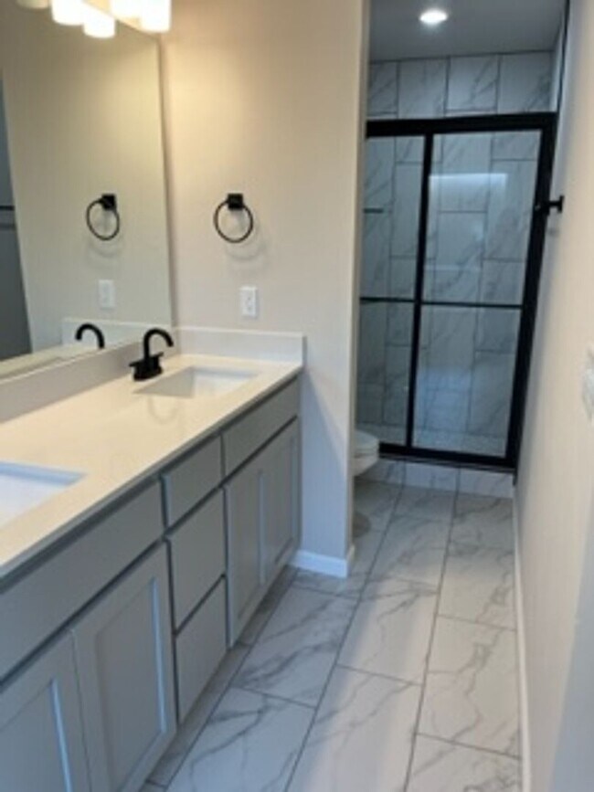 Building Photo - 12024 SW 10th-