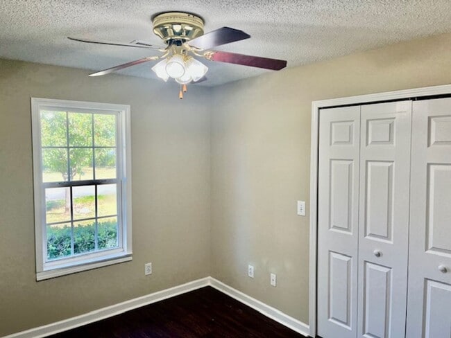 Building Photo - 15 Glenda Dr SW