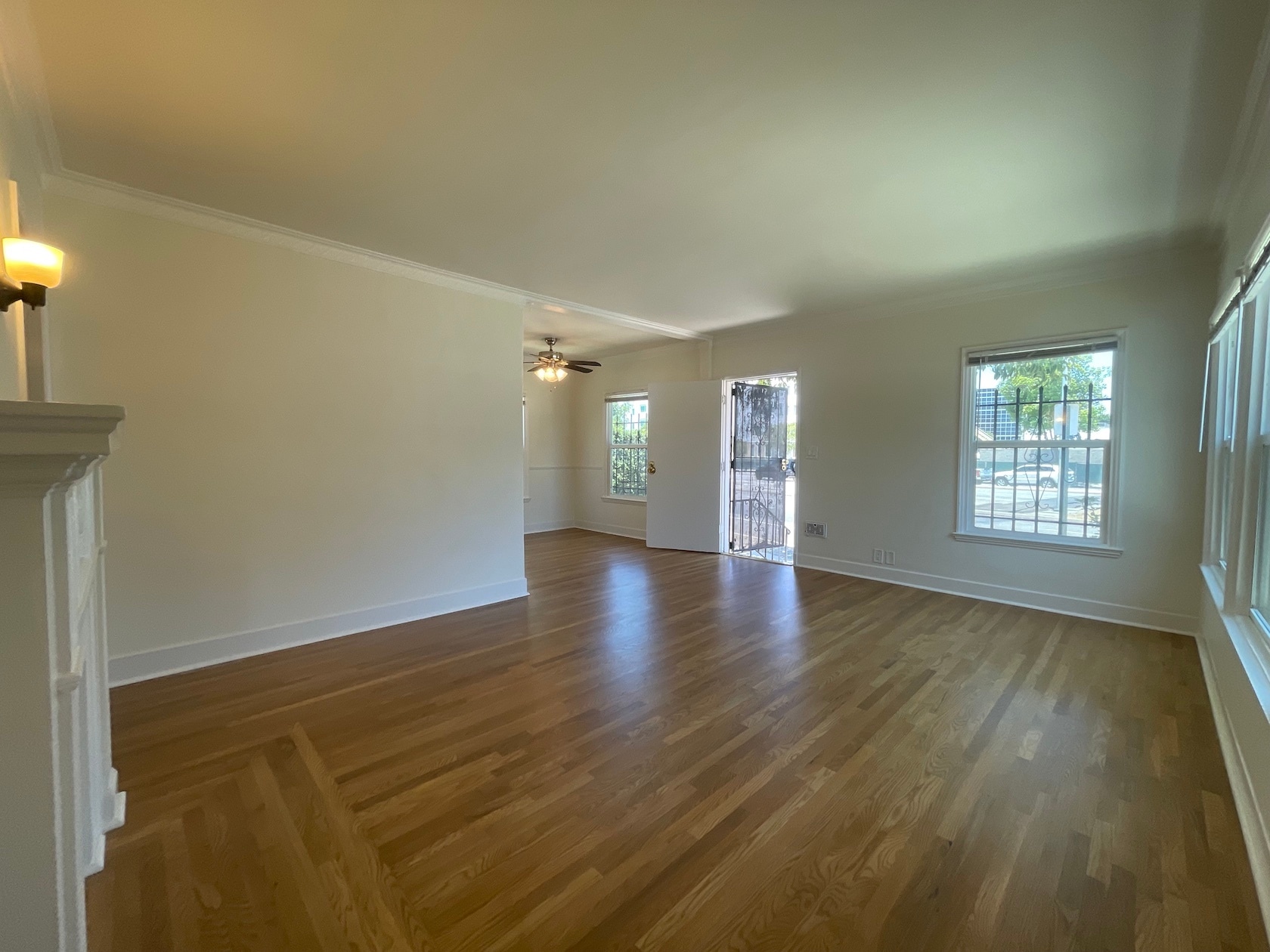 Building Photo - 5904 San Vicente Blvd
