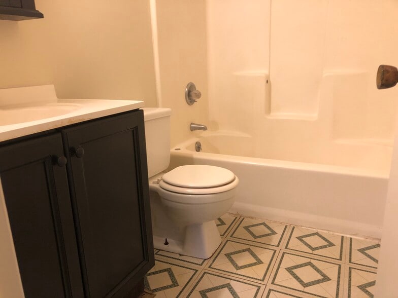 Building Photo - 106 Fernwood Ct