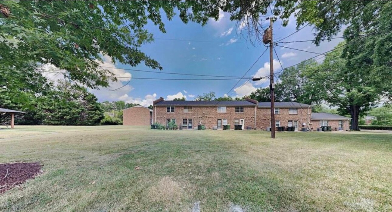 Building Photo - 1002 Willow Dr