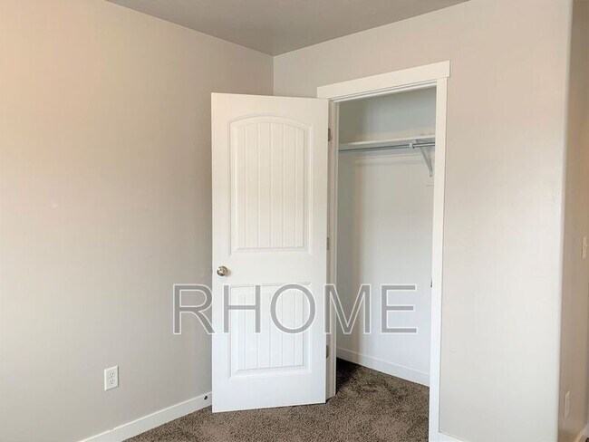 Building Photo - 14257 South Side Hill Ln