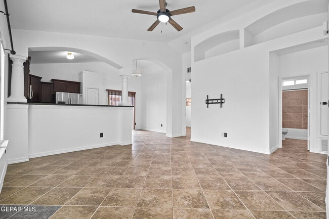 Building Photo - 14696 Jesus Almeida