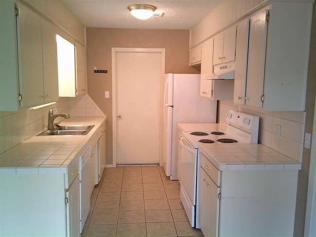 Building Photo - 2903 NE Lakeview Cir