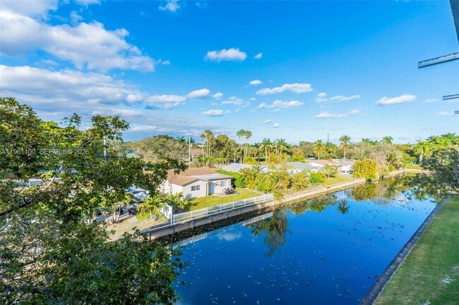 Building Photo - 120 Royal Pk Dr