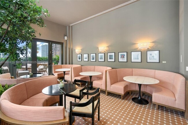 Building Photo - 11 NE 6th St