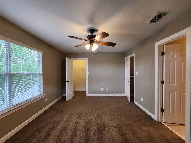 Building Photo - 3 bedroom townhome for rent right away, gated community, pool renting for $1450