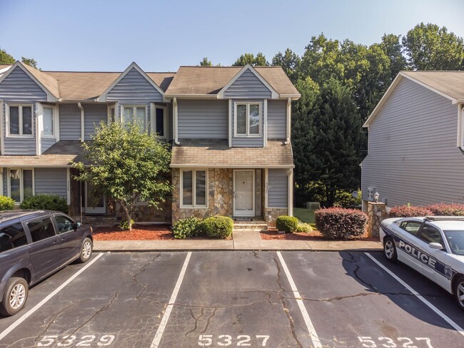 Building Photo - Convenient 2-Bedroom Townhome Near Forsyth...