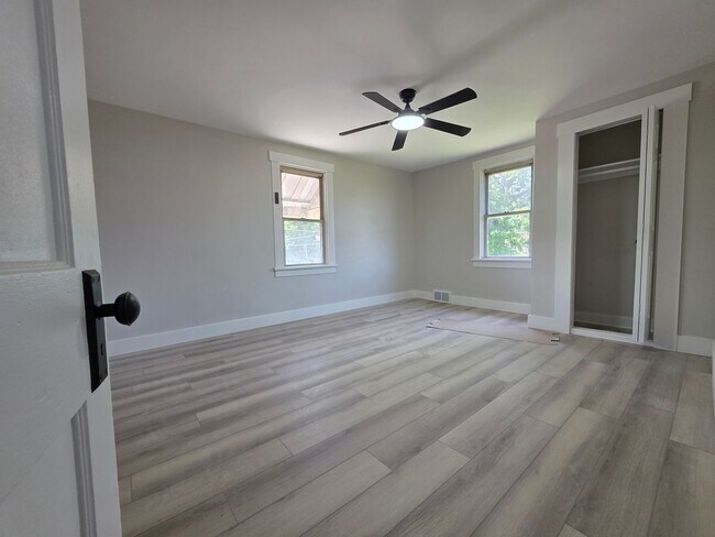 Building Photo - 2 Bed 1 Bath Single Family Home