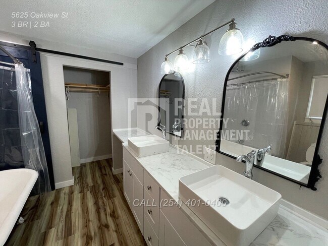 Building Photo - Charming 3/2 bedroom home ready for you to...